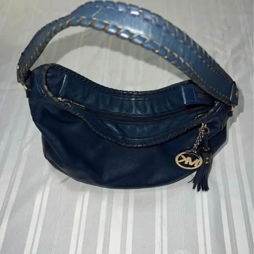 Michael Kors hobo bag in blue grain leather with gold-tone and a tassel detail. - Picture 3 of 4